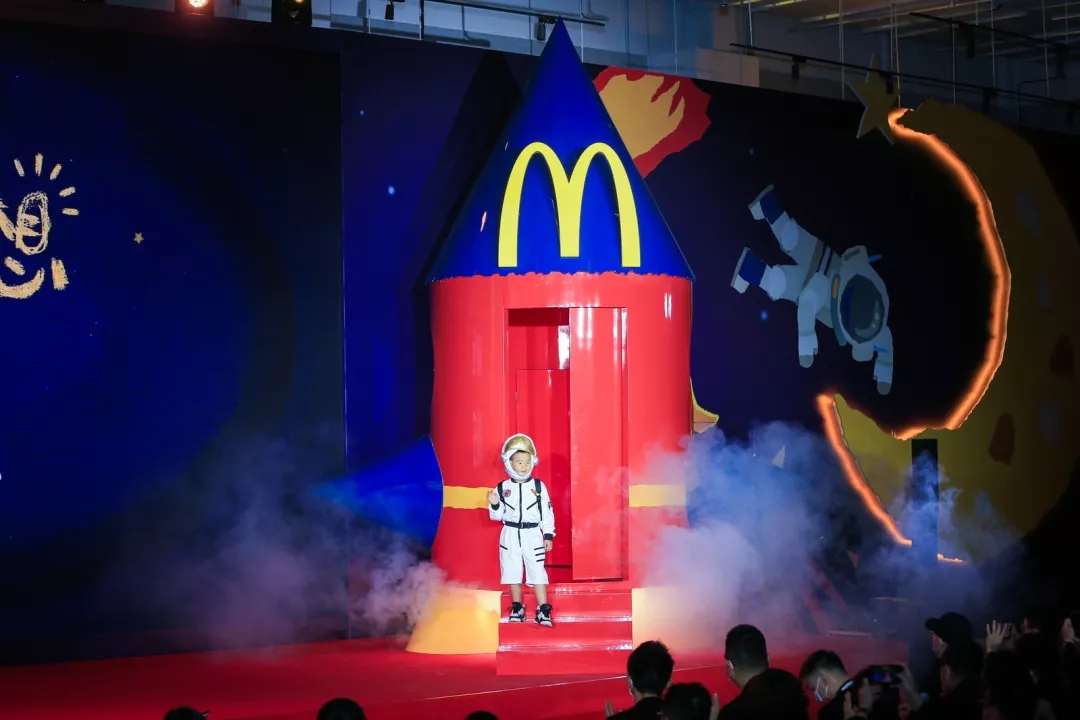 VI设计麦当劳中国为孩子“点亮梦想”，带你上天！